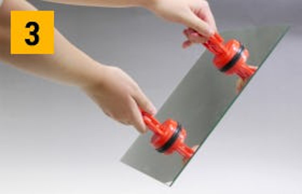 使用方法③ - ガラス吸盤 ミニを吸着させた状態で少し浮かし、完全に吸着されているか確認して完了