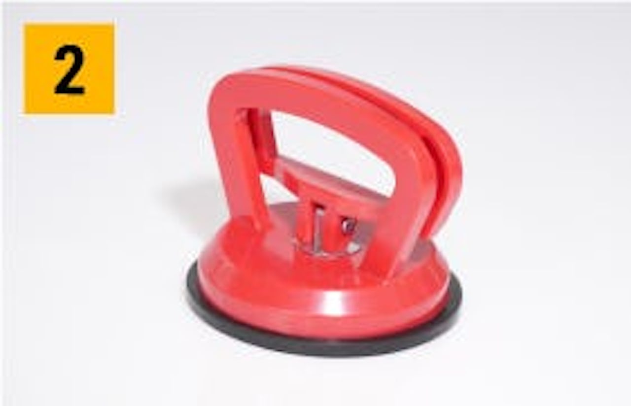 使用方法② - ガラス吸盤 シングルの吸盤をしっかり押さえ詰めたままグリップを上に引き上げる