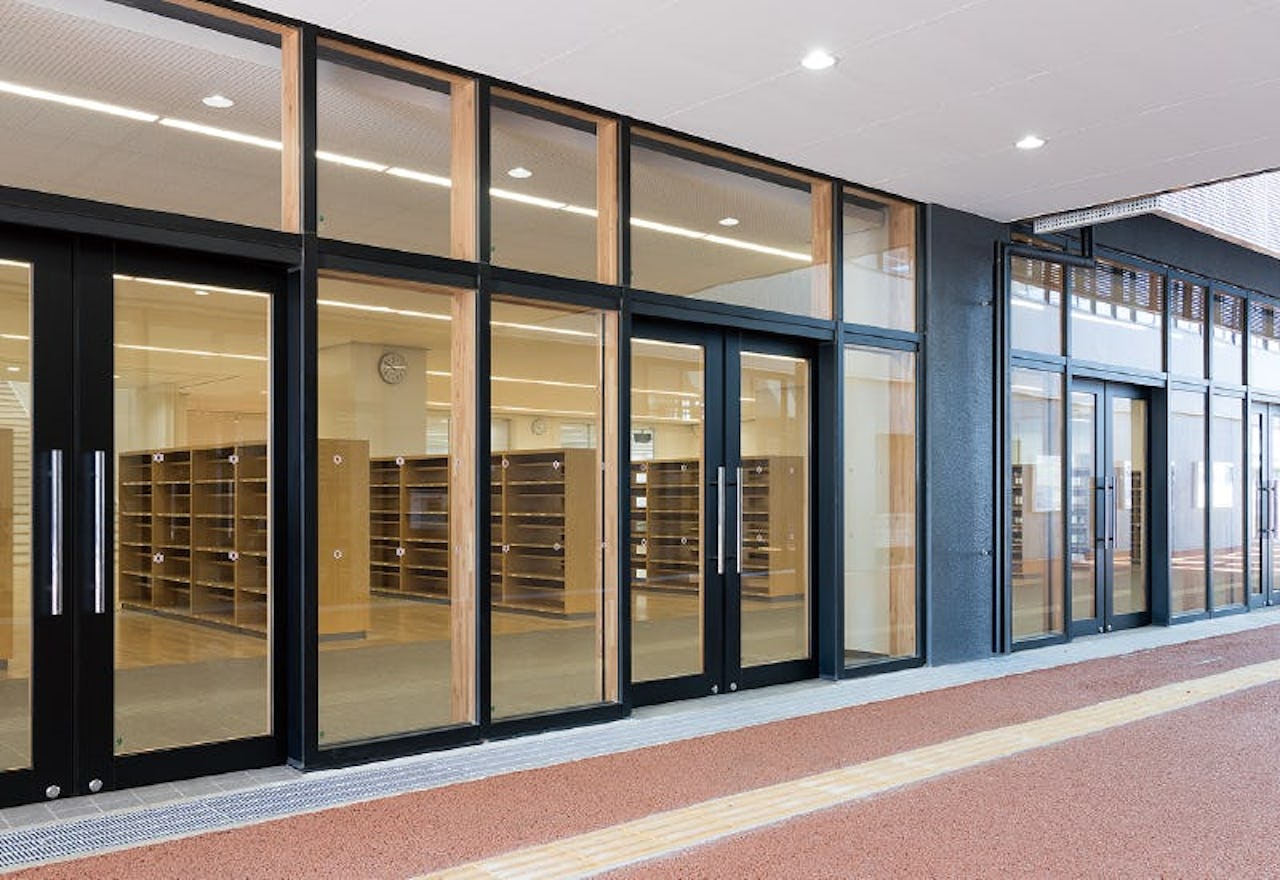 学校のガラス戸の取手に「ドアハンドル押し棒【UG52】」を使用した事例