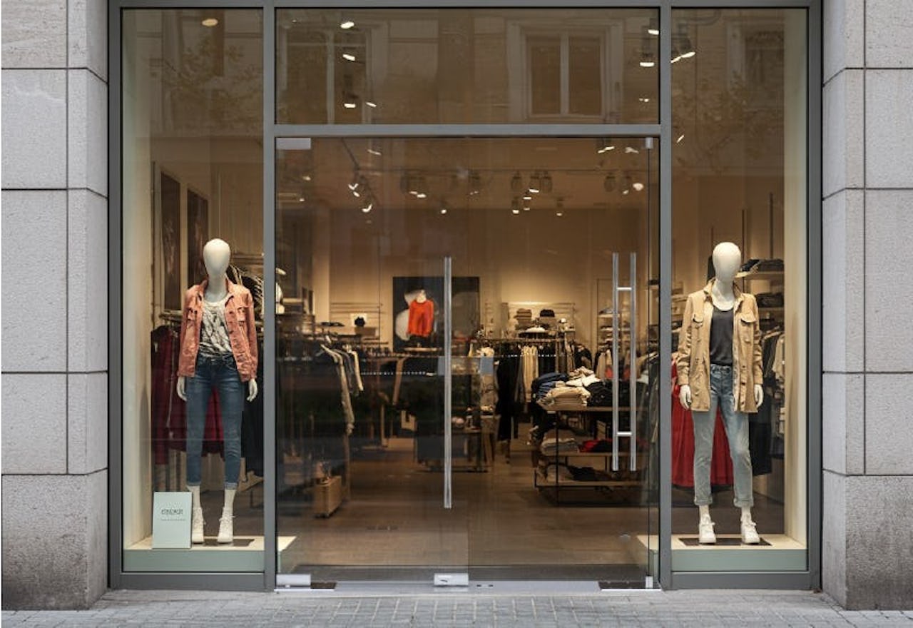 店舗のガラスドアの取手に「ドアハンドル押し棒【UG52】」を取り付けた事例