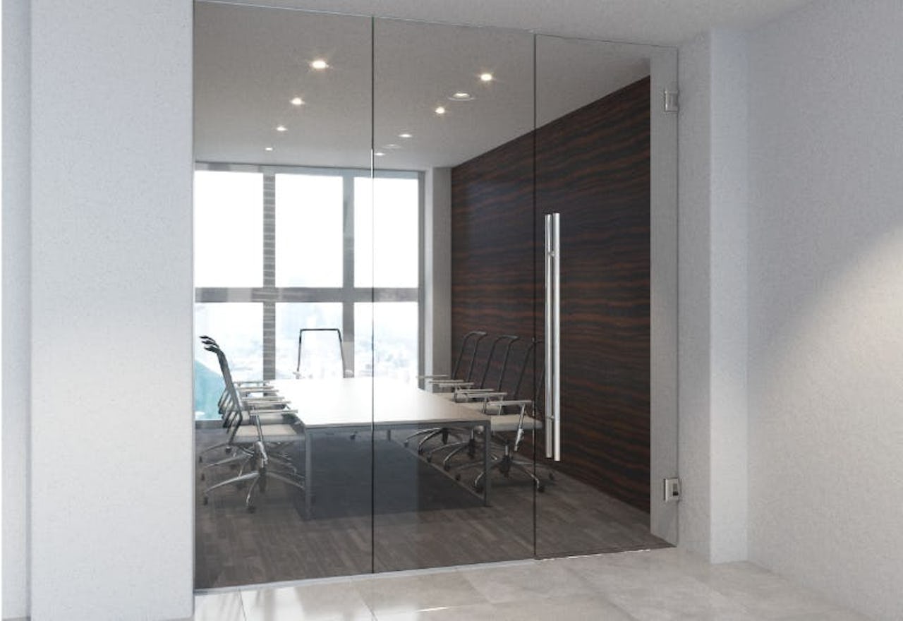 オフィスのガラスドアに「ドアハンドル押し棒【UG52】」を固定した事例