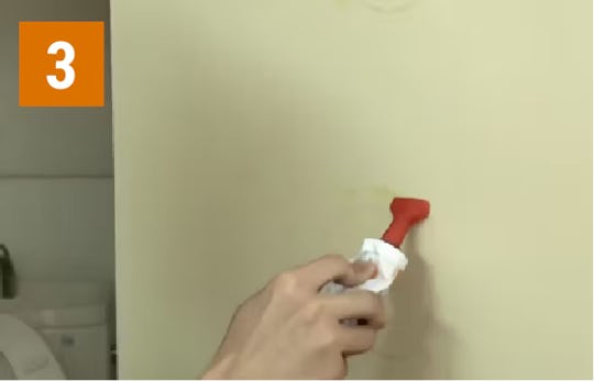 「速乾ボンド」を使用した鏡の貼り方③／ミラーマットを貼る位置に速乾ボンドを塗る