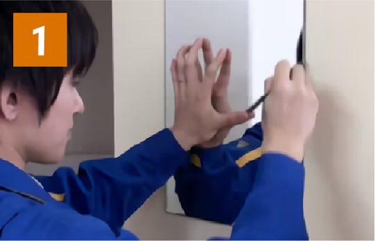 「速乾ボンド」を使用した鏡の貼り方①／貼り付け位置に印をつける