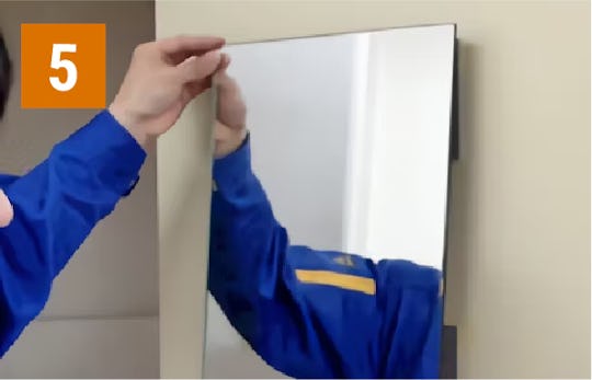 「速乾ボンド」を使用した鏡の貼り方⑤／位置を合わせて鏡を貼る