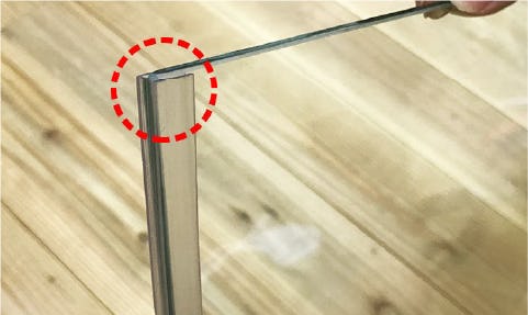 ガラスの辺の端までソフトクッションをはめ込むと、引き戸の開閉に影響が出る