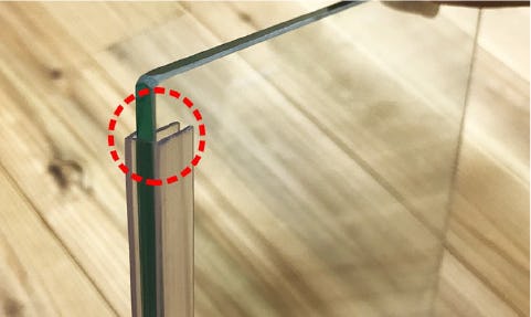 ガラスの辺よりも短めにソフトクッションをはめ込む