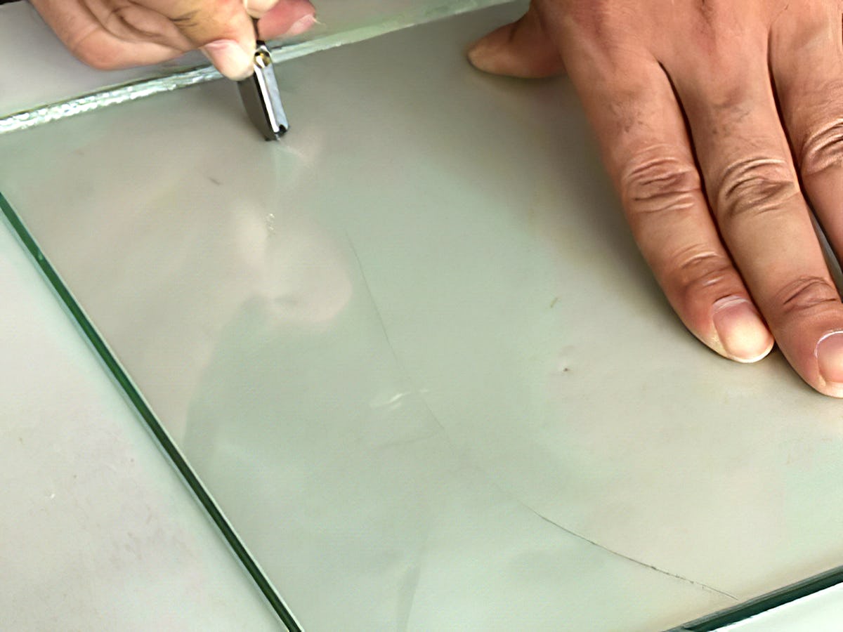 ガラスカッターを使った曲線の切り方① - 傷を付ける