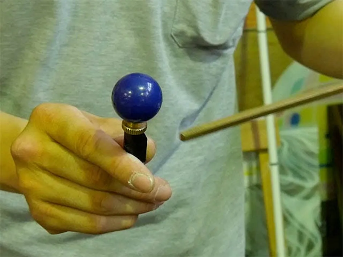 刃付きの部品を取り外しているところ