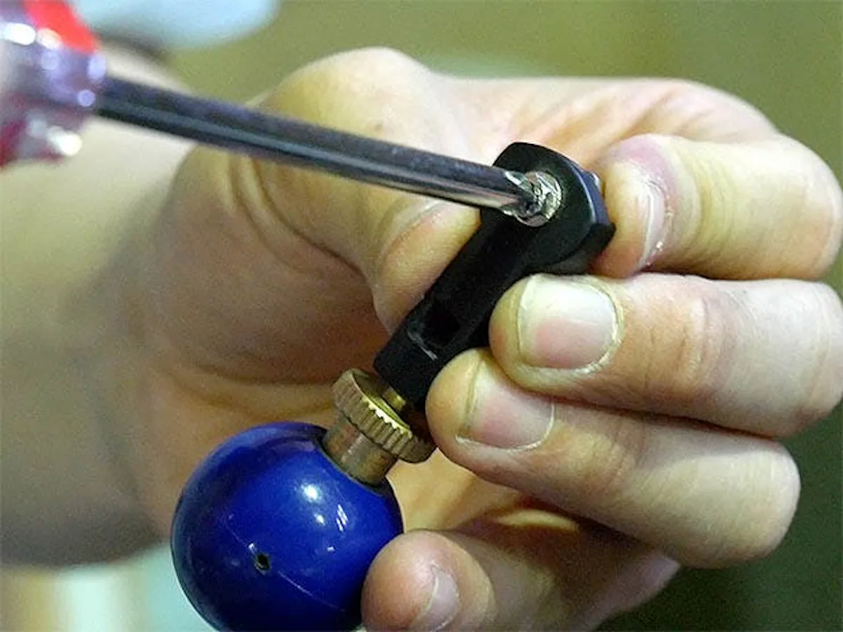 ネジを緩めている様子