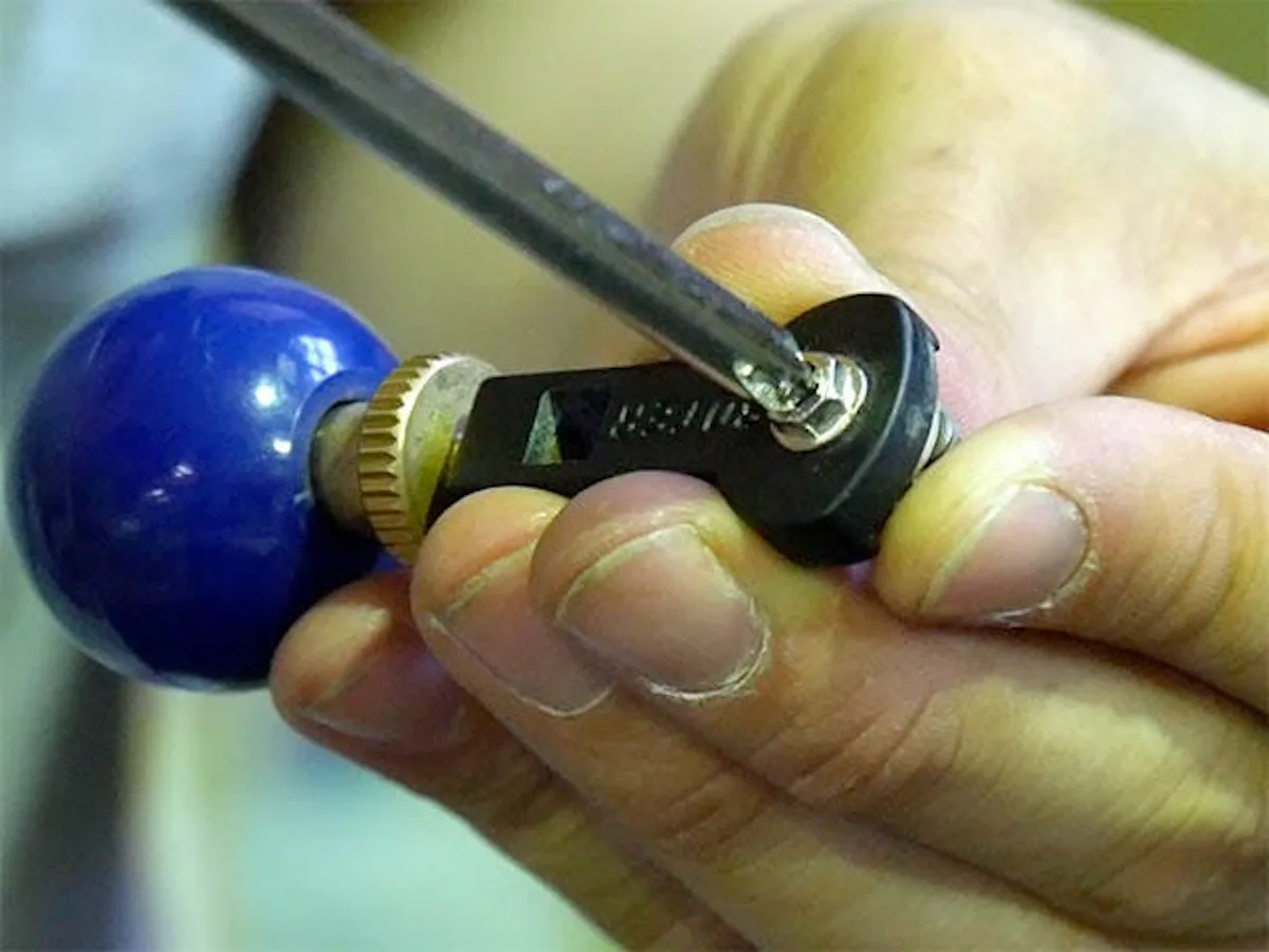 ネジを締めている様子