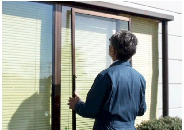 ガラス窓ゴムパッキン - 窓の溝幅の測り方①窓フレームから窓を外す
