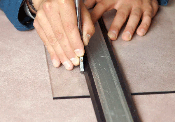 ガラス板のカット方法② - ガラスカッターで端から端までしっかり傷を付ける