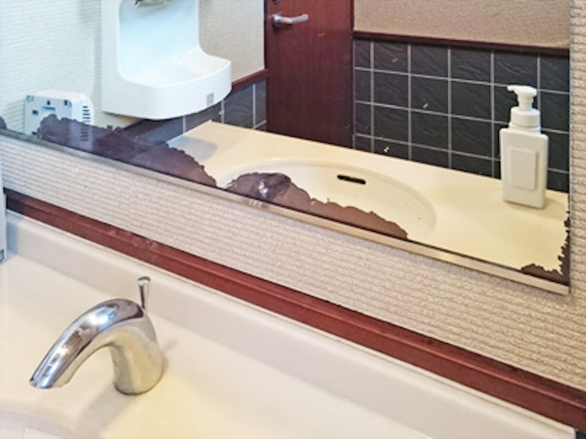 腐食した洗面所の鏡