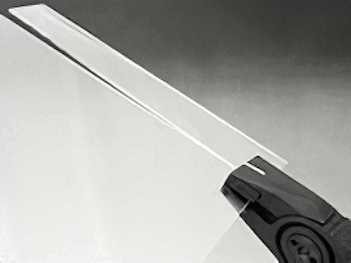 ランニングプライヤーを使ってガラスを割る様子 -1